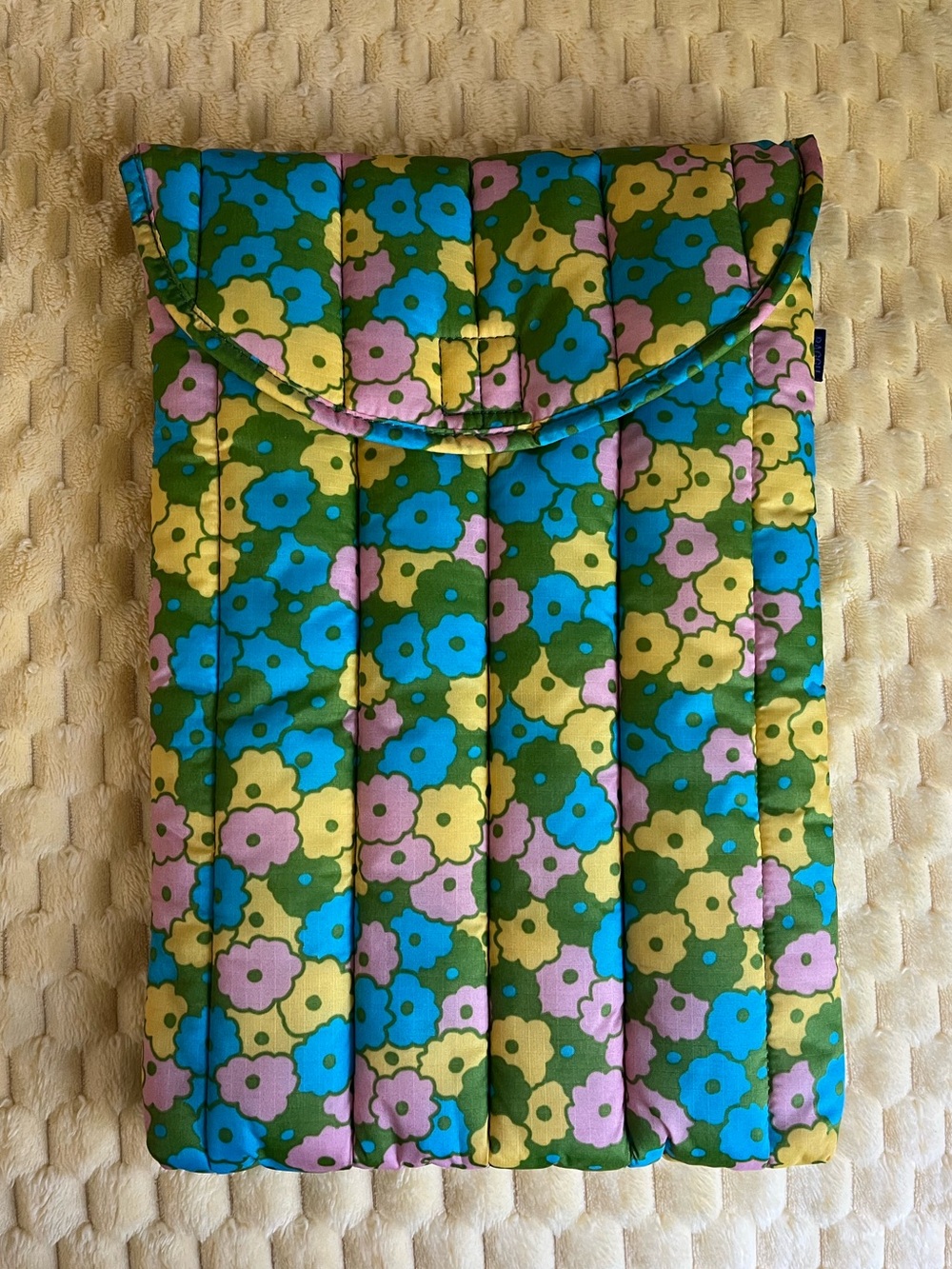 BAGGU Puffy Laptop Sleeve - Flowerbed Pattern - Picture 2 of 8